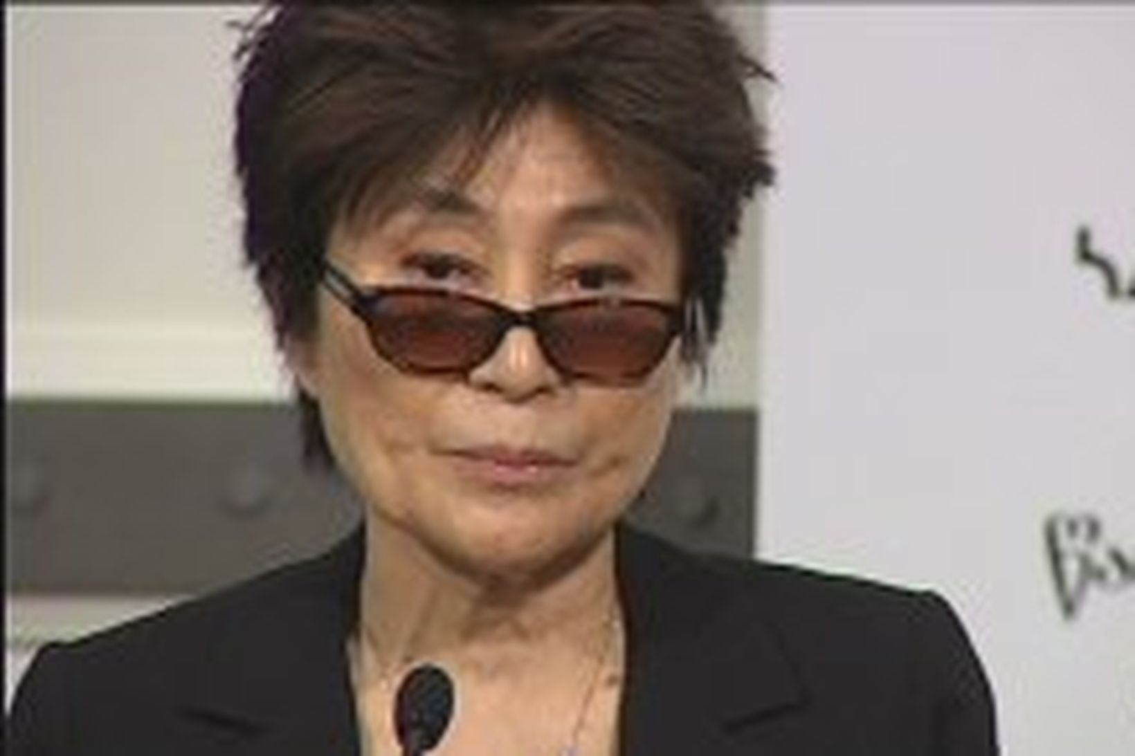 Yoko Ono safnar fé fyrir íslenskar fjölskyldur.