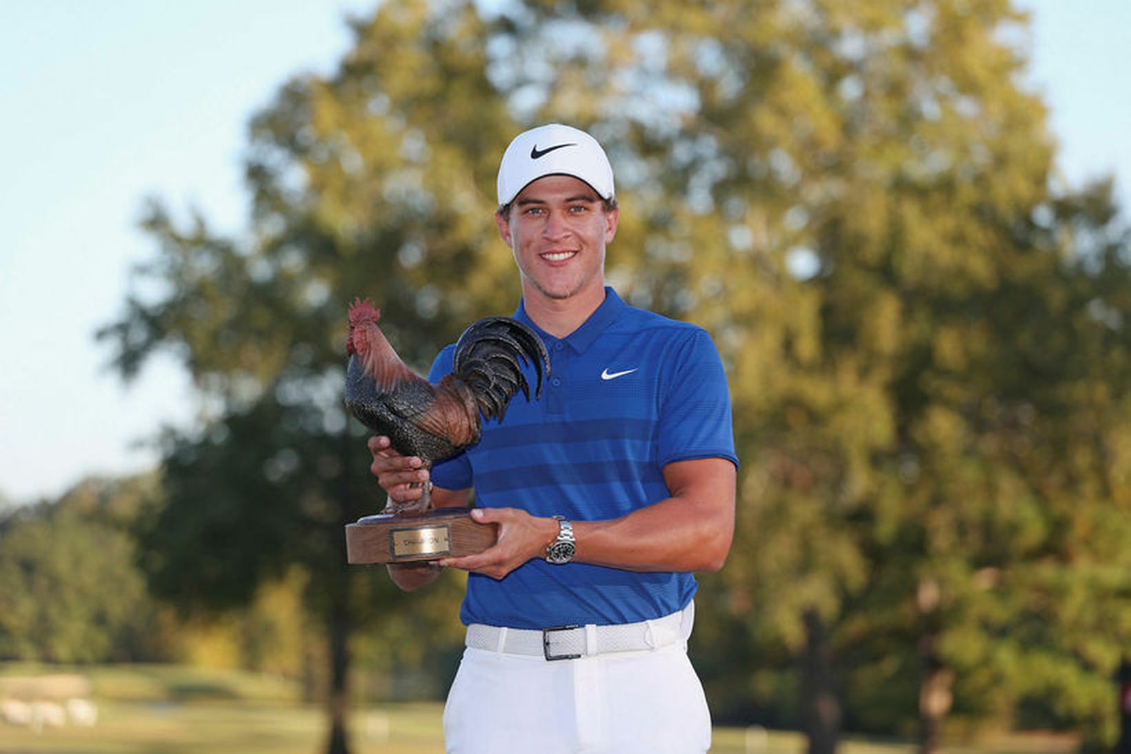 Cameron Champ með verðlaunagripinn.