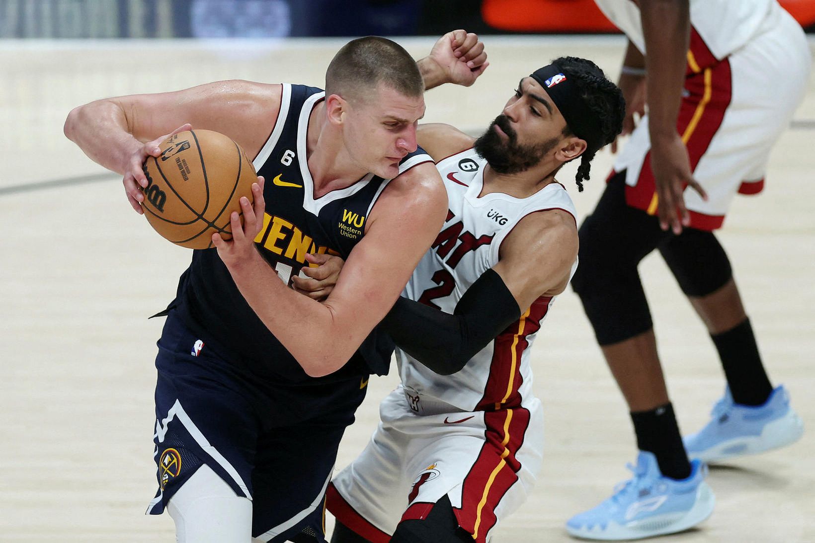 Nikola Jokic og Gabe Vincent takast á.