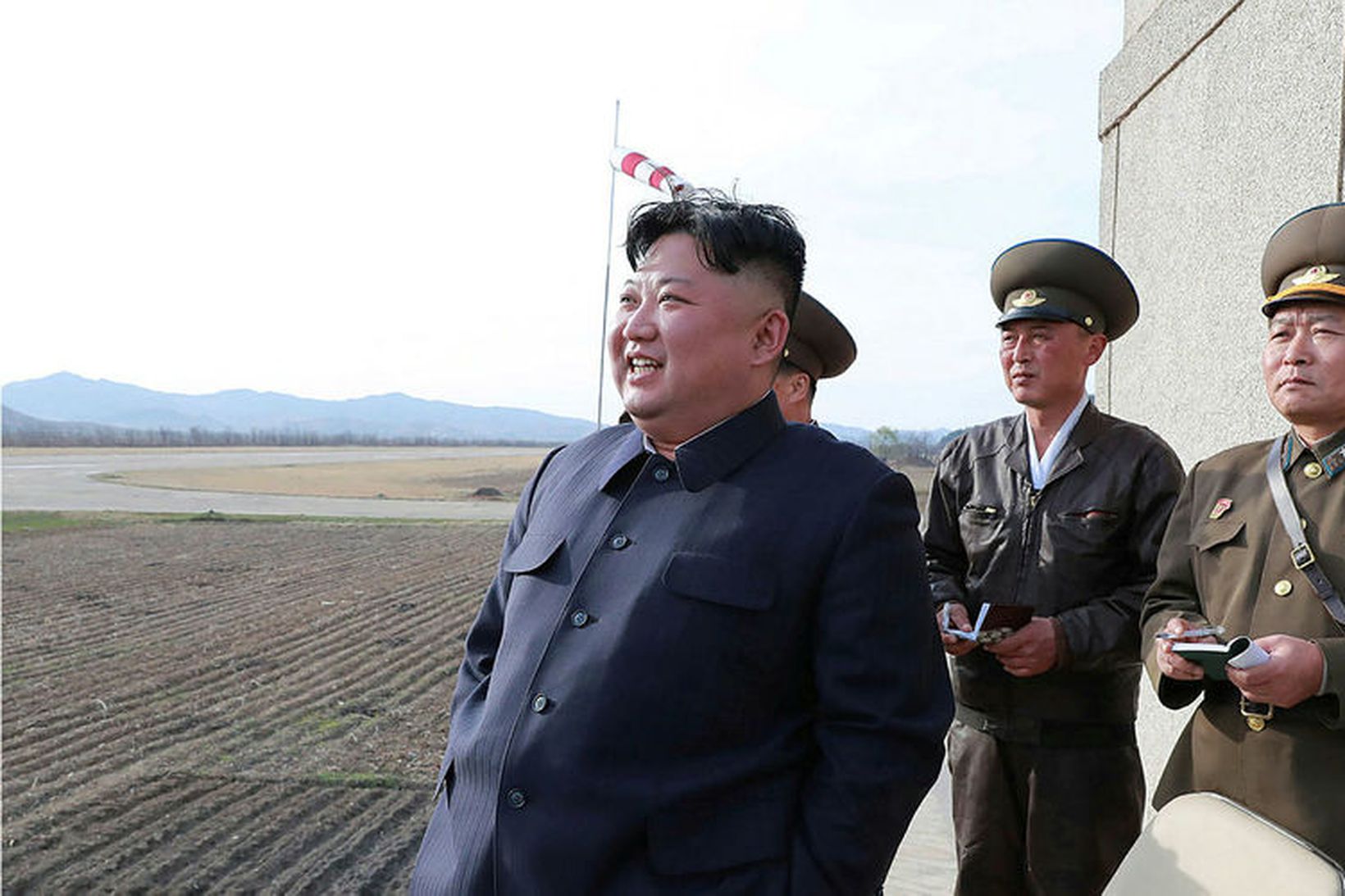 Kim Jong-un, leiðtogi Norður-Kóreu, fylgist hér með æfingu flughers landsins.