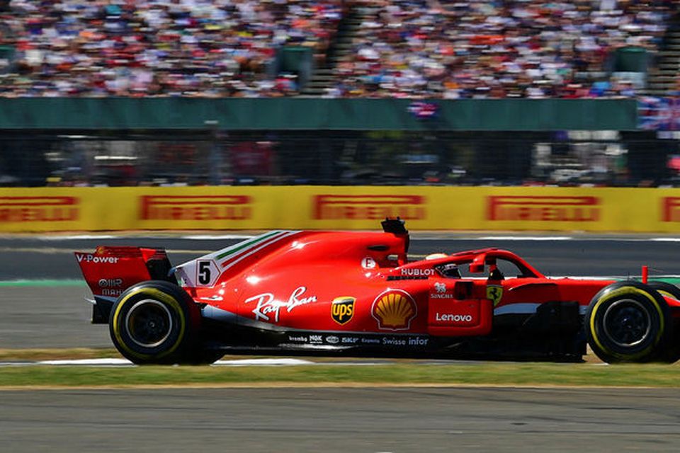 Sebastian Vettel á leið til sigurs í Silverstone.