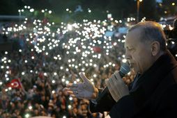 Erdogan var syngjandi sæll með niðurstöður kosninganna.