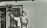 Vigdís Finnbogadóttir hyllt á svölum heimilis síns eftir að hafa verið kjörin forseti Íslands, 1980.