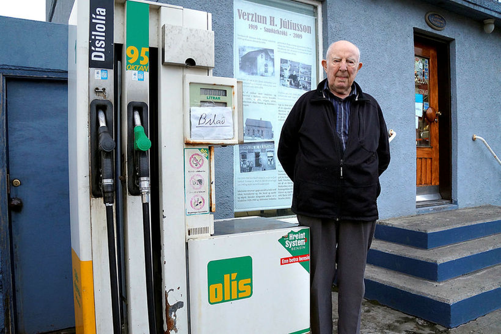 Bjarni getur áfram dælt bensíni á bíla á Sauðárkróki.