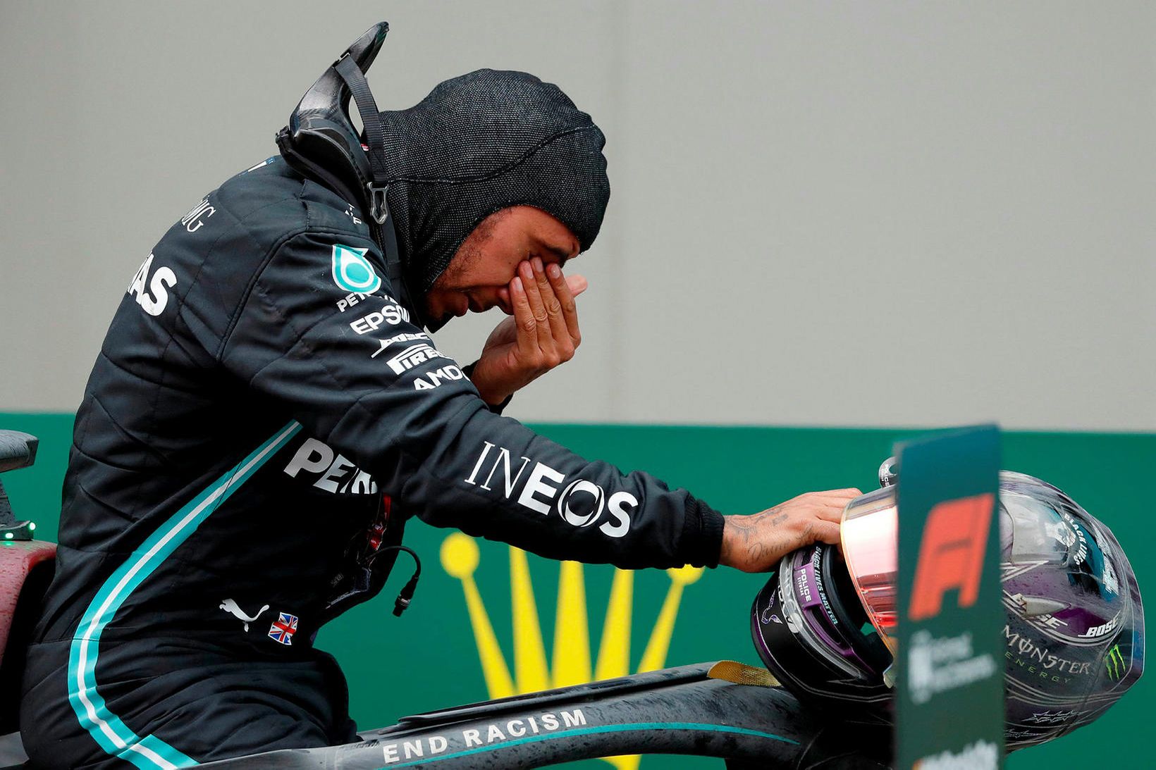 Lewis Hamilton vatnaði músum er hann kom í mark í …