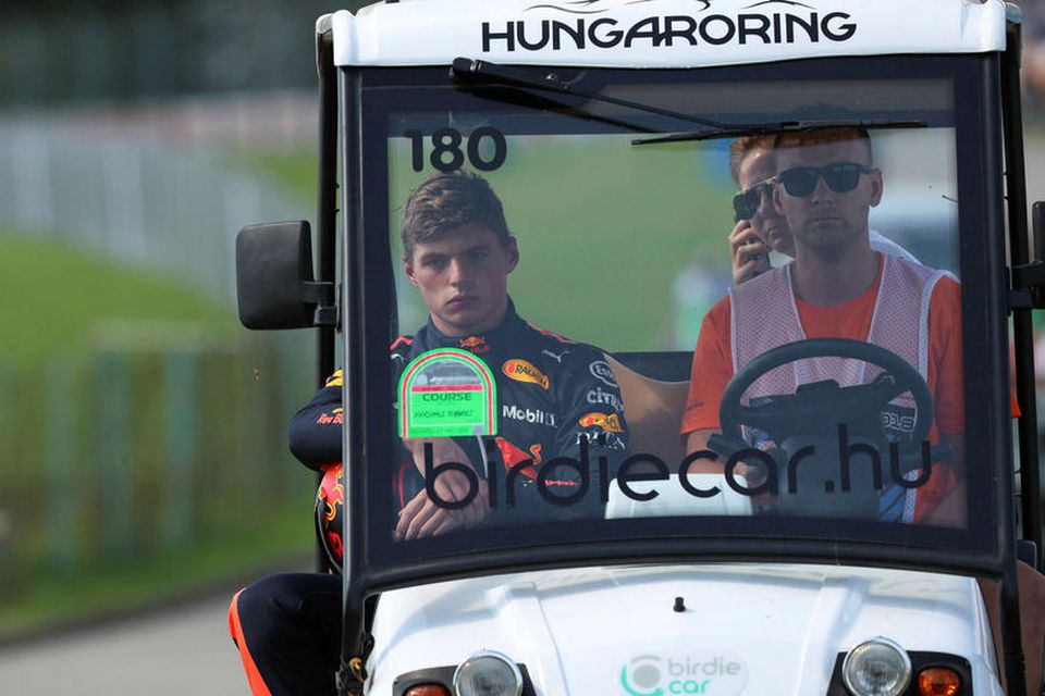 Max Verstappen féll úr leik á sjötta hring vegna bilunar og þáði ferð í golfbíl …