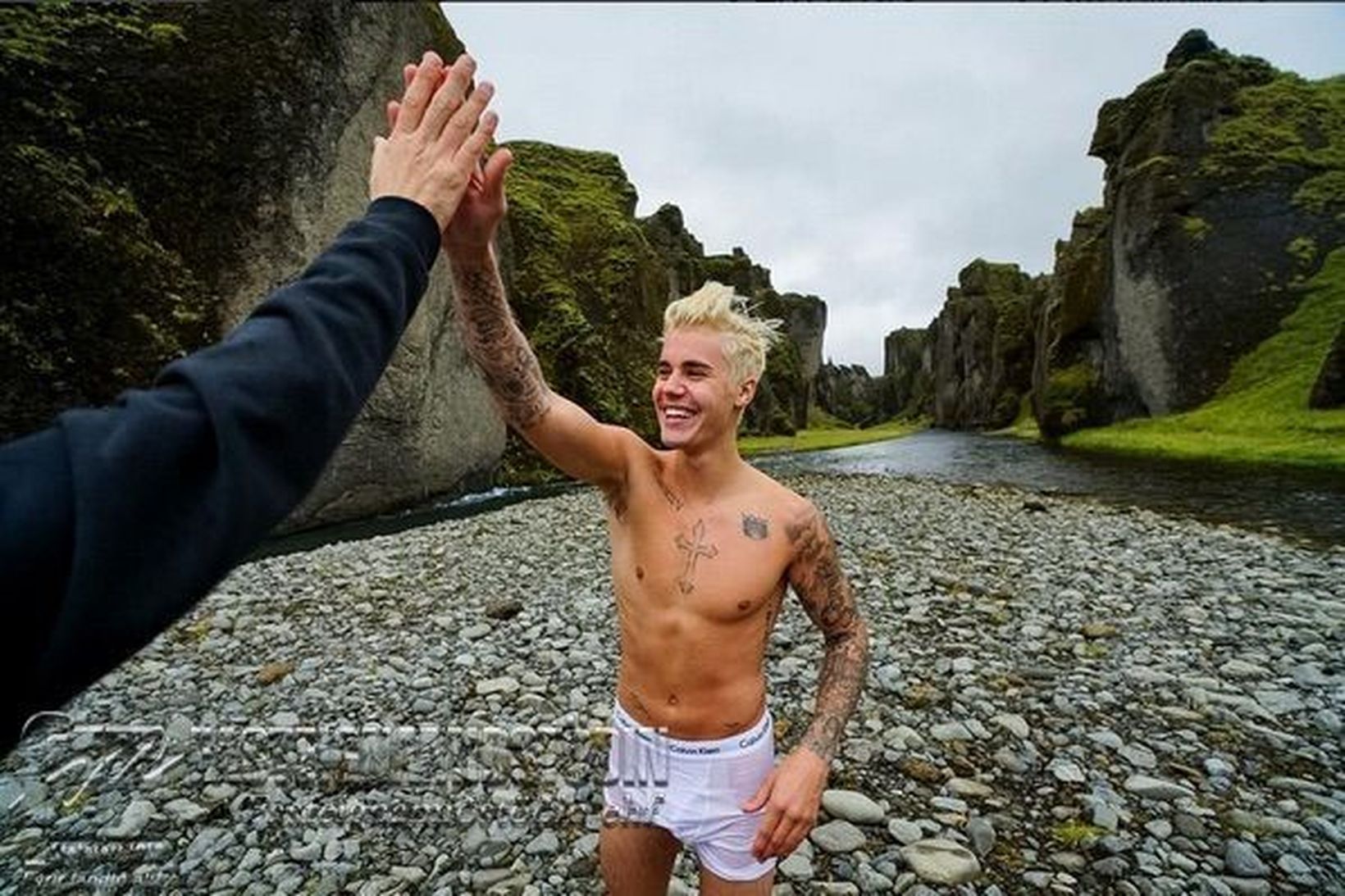 Justin Bieber í Fjarðarárgljúfri í sumar.