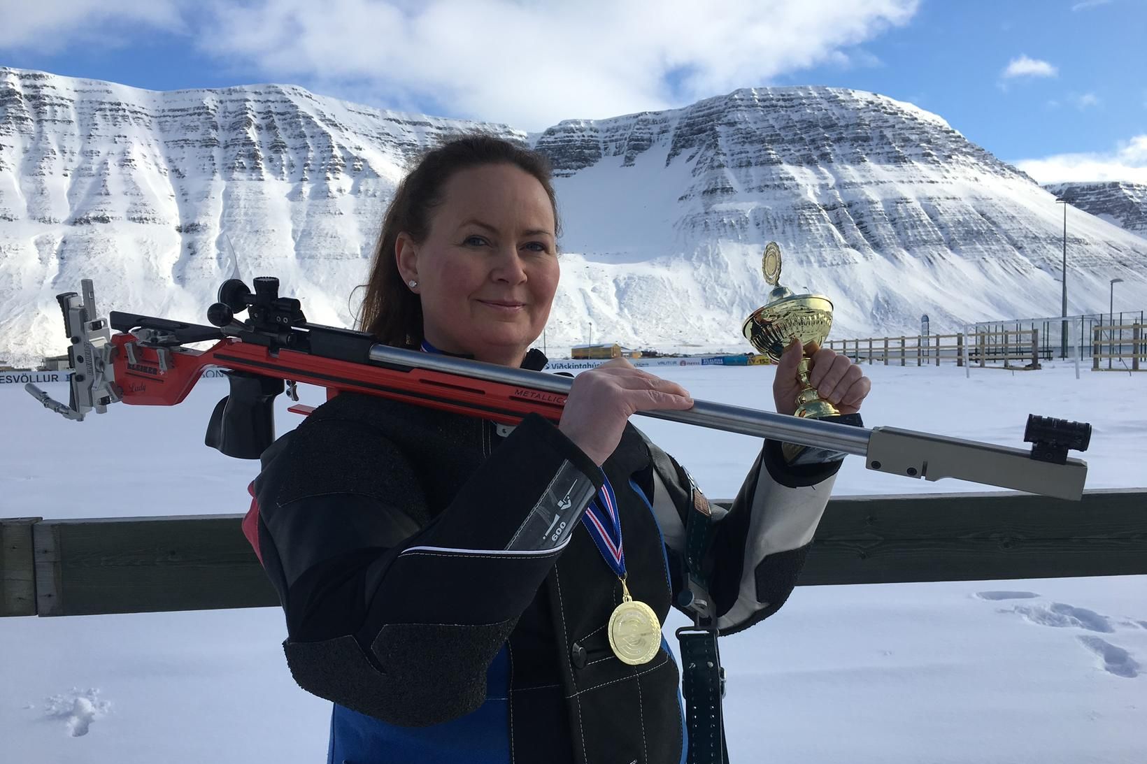 Bára Einarsdóttir með verðlaunin.