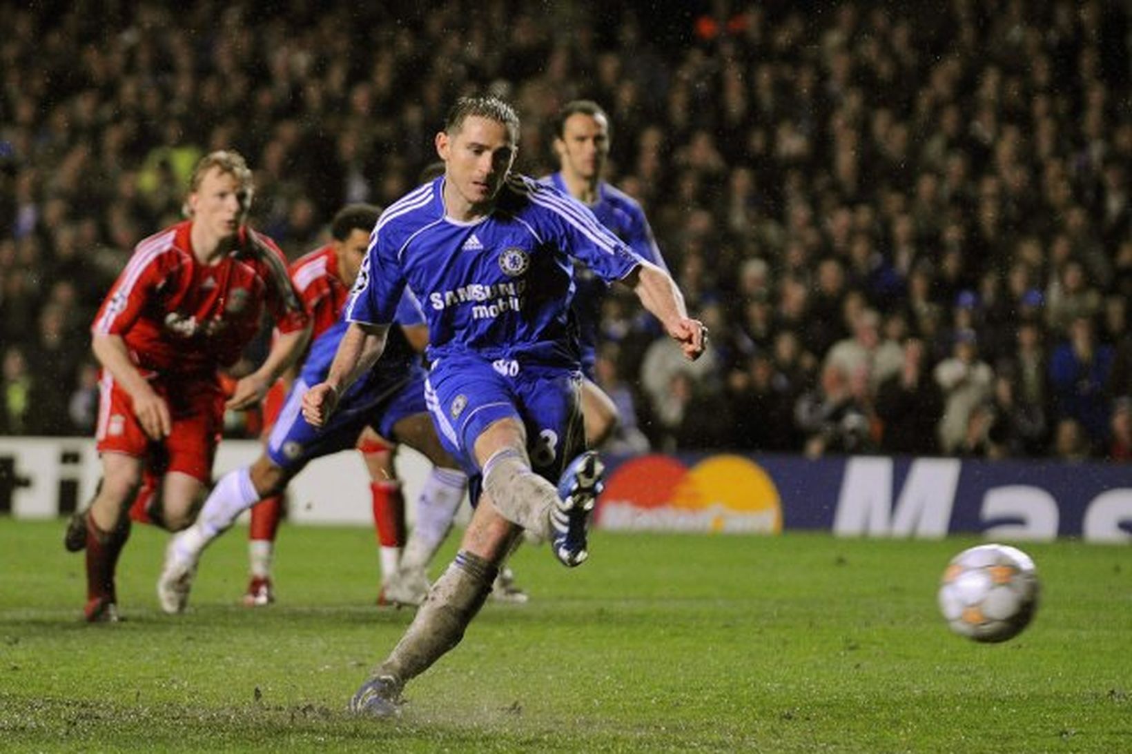 Frank Lampard kemur Chelsea í 2:1 með marki úr vítaspyrnu.