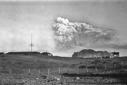 Eldgos hófst í miðri spænsku veikinni 12. október 1918 og var hálft Morgunblaðið lagt undir …