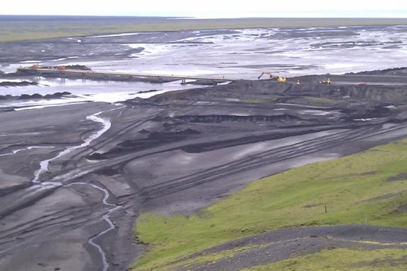 Vel gengur að veita Múlakvísl undir nýja bráðabirgðabrú yfir ána.