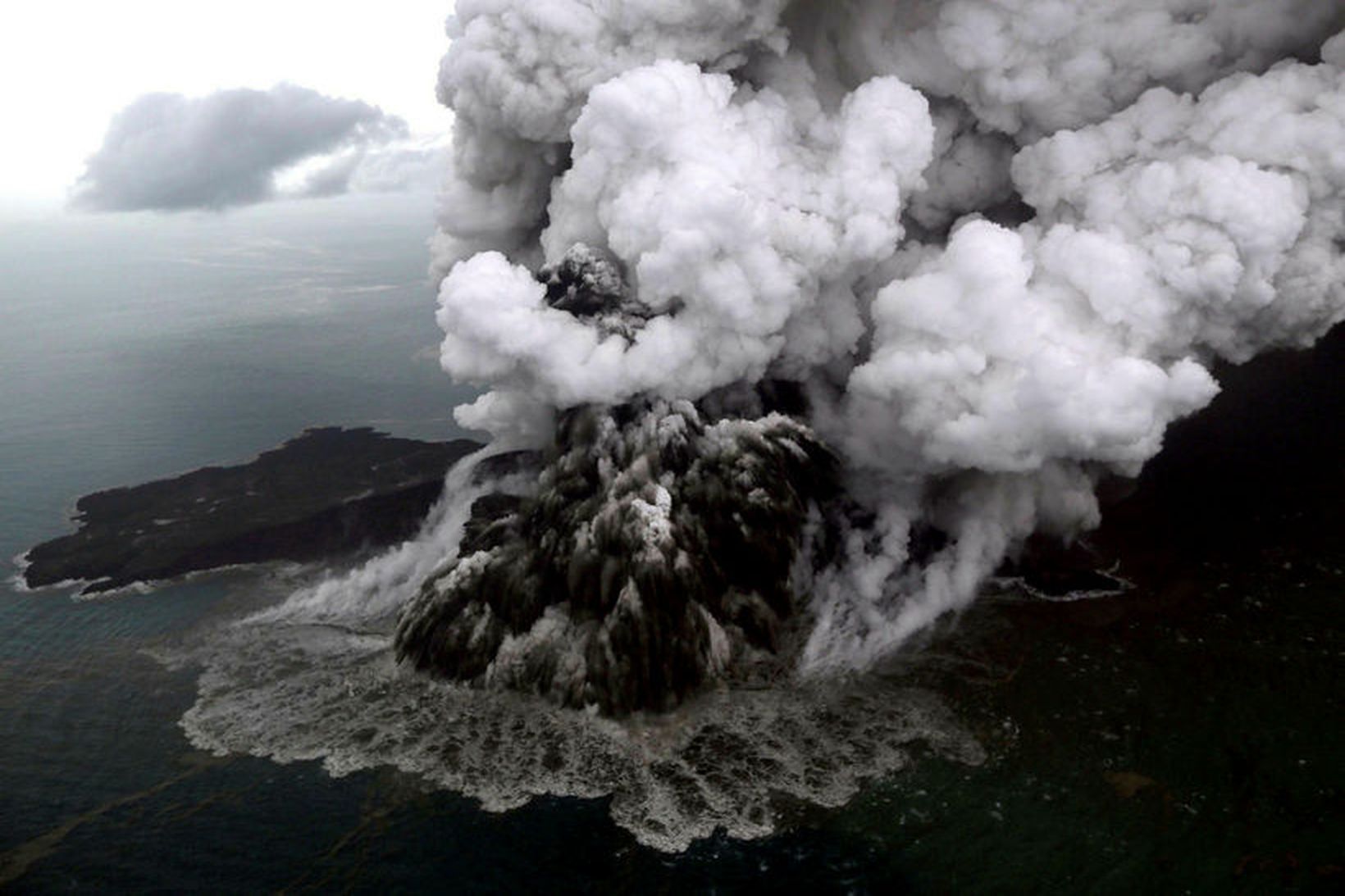 Anak-Krakatau þann 23. desember, daginn eftir að flóðbylgja sem orsakaðist …