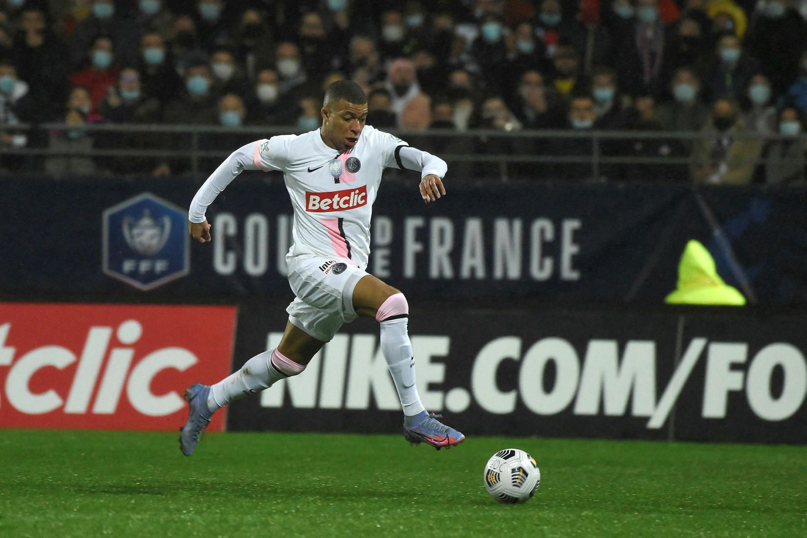 Kylian Mbappé á fullri ferð í Vannes í kvöld.