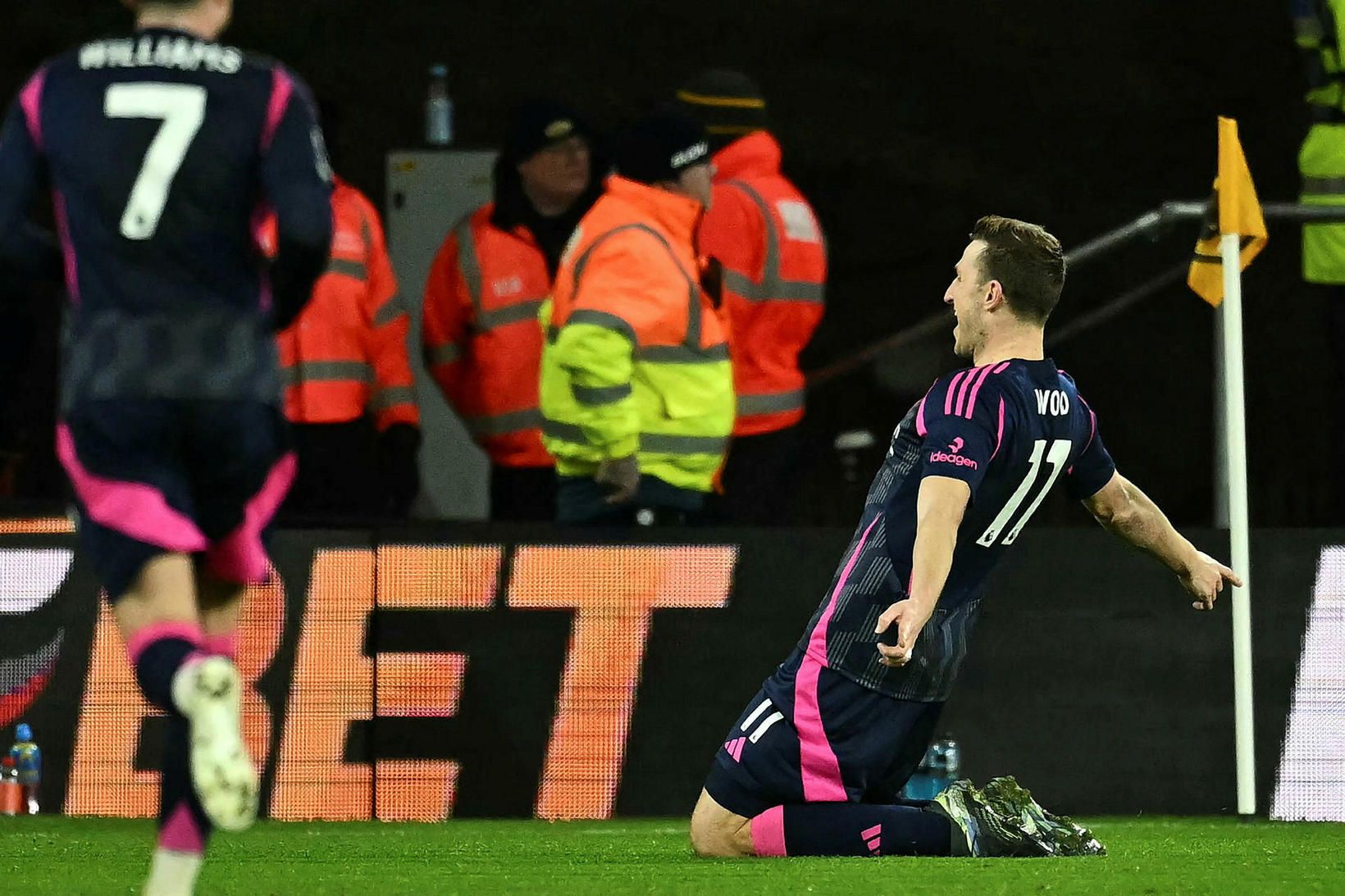 Chris Wood fagnar eftir að hafa komið Nottingham Forest í …