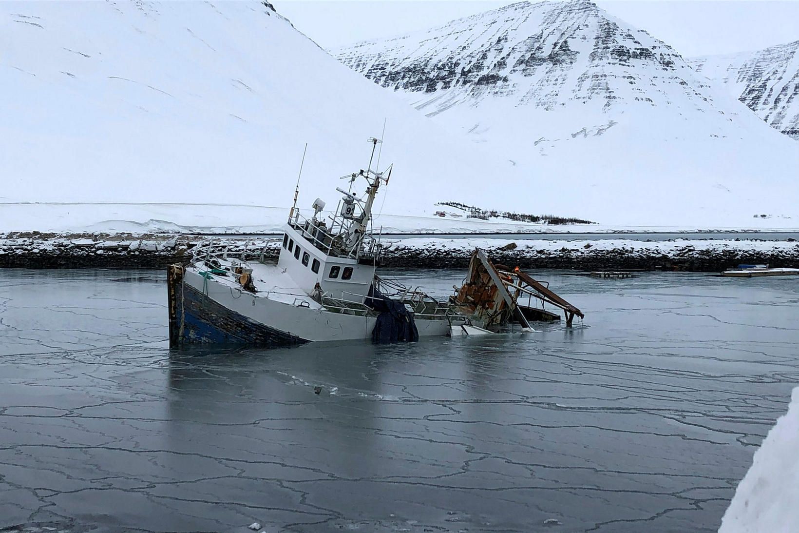 Orri hefur verið í höfninni á Flateyri frá því snjóflóðið …