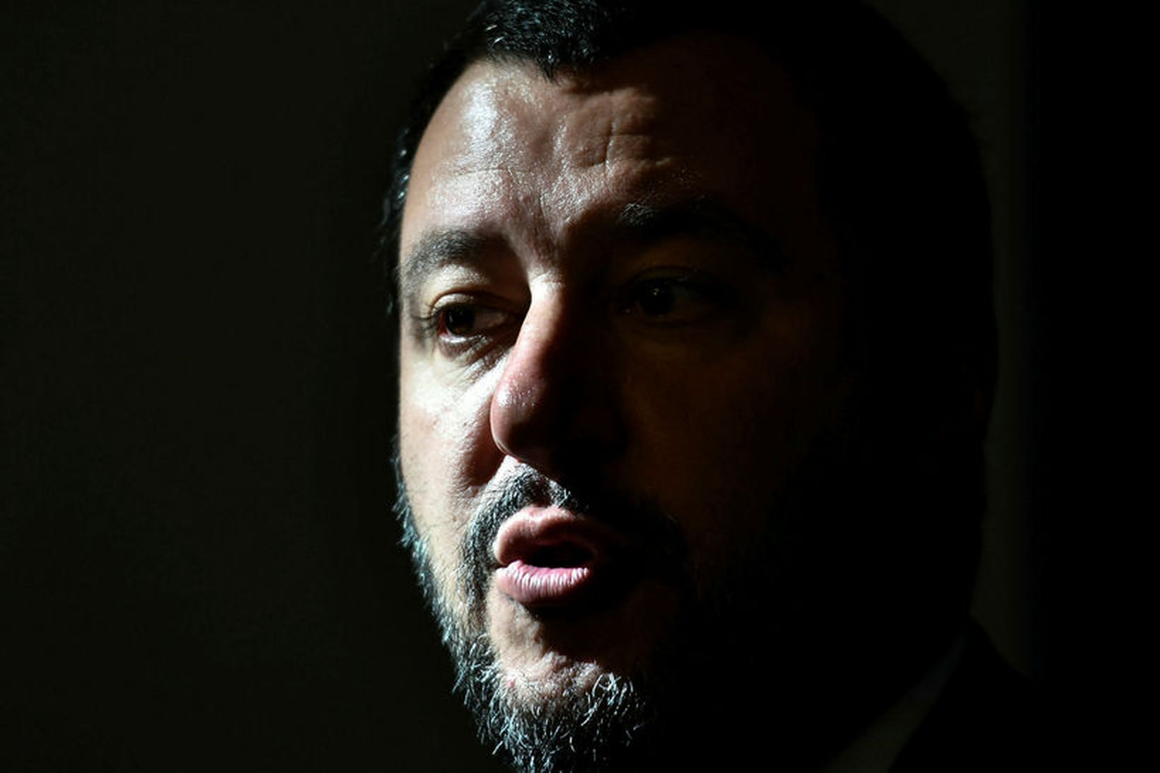Matteo Salvini, innanríkisráðherra Ítalíu, segir að flytja verði fólkið í …