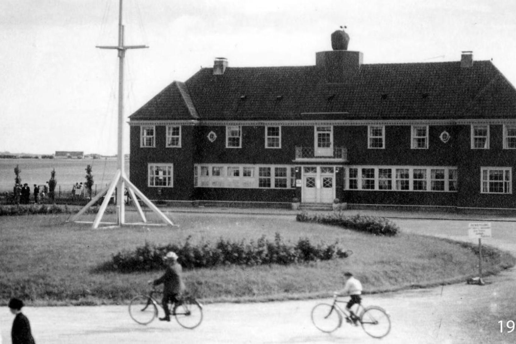 „Træslottet“ eða „Timburhöllin“ var viðurnefnið sem Kaupmannahafnarbúar skreyttu fyrstu flugvallarbygginguna …