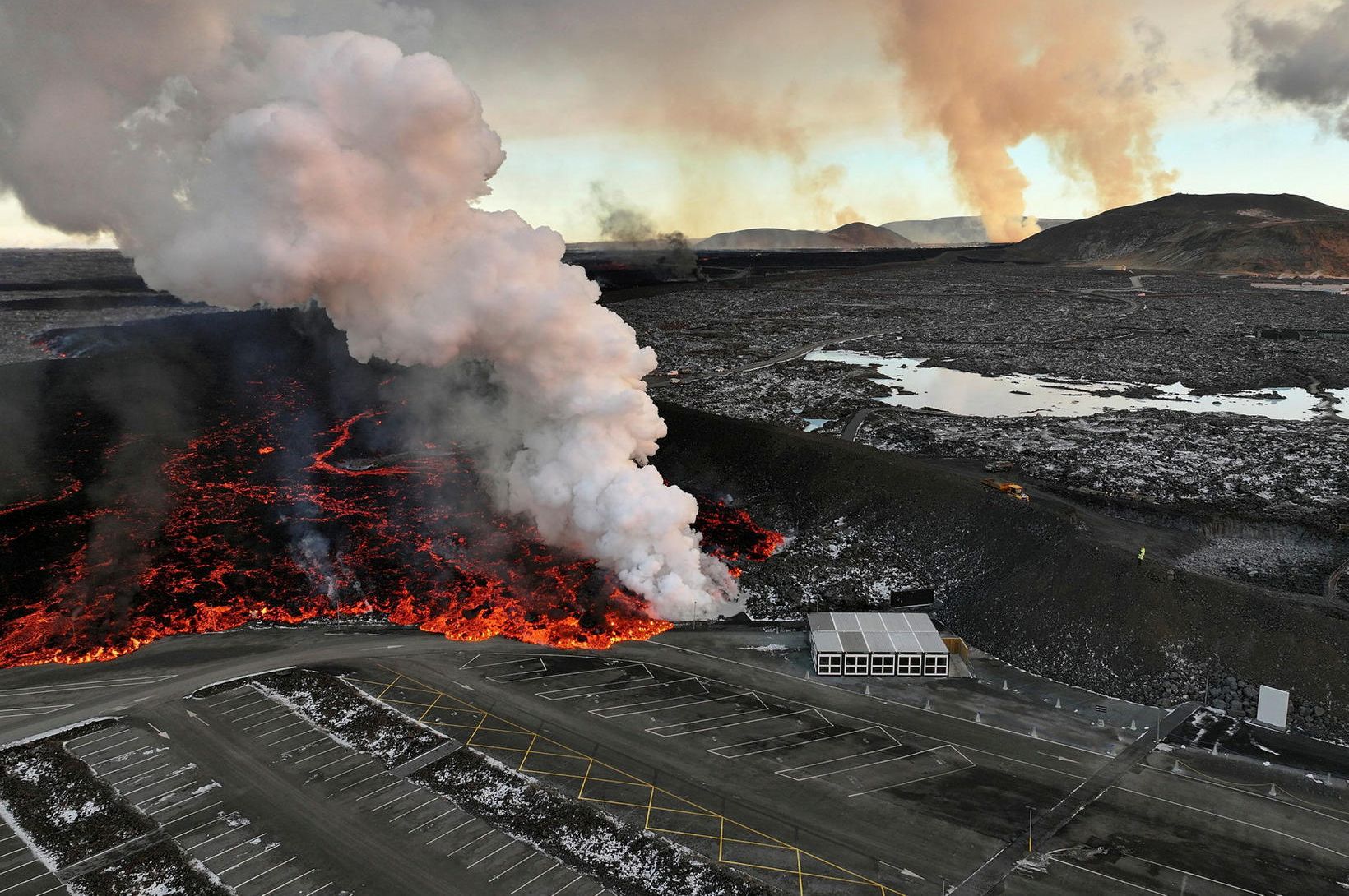 Myndir: Hraunið komið inn á bílaplan Bláa lónsins