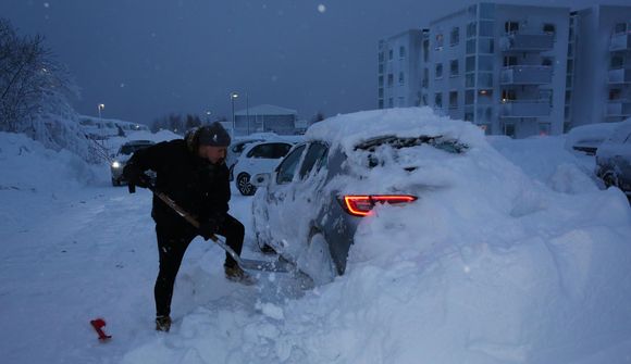 Fólk merki staðsetningu bifreiða með kústi