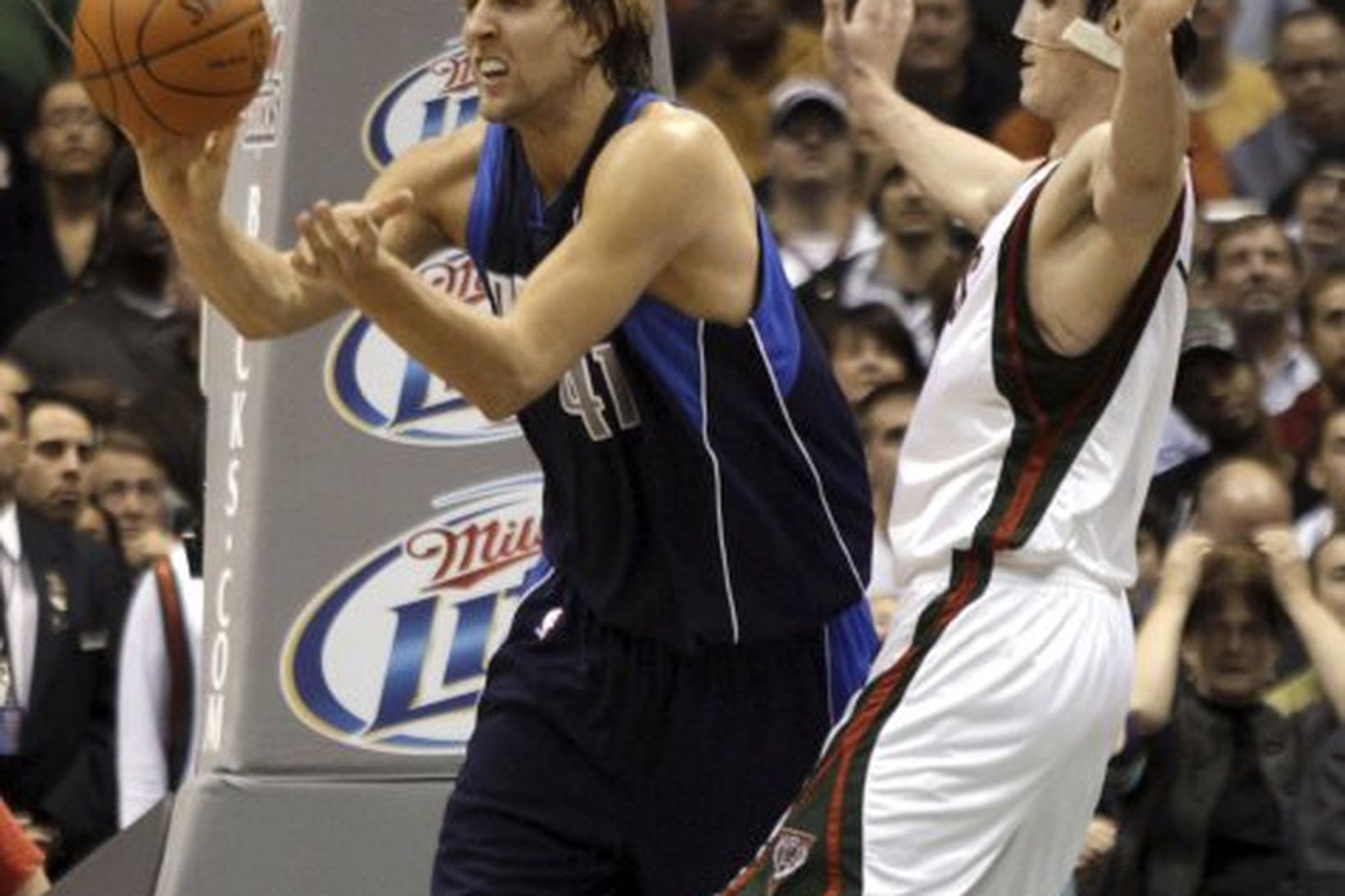 Dirk Nowitzki með boltann í leiknum í nótt en Ersan …