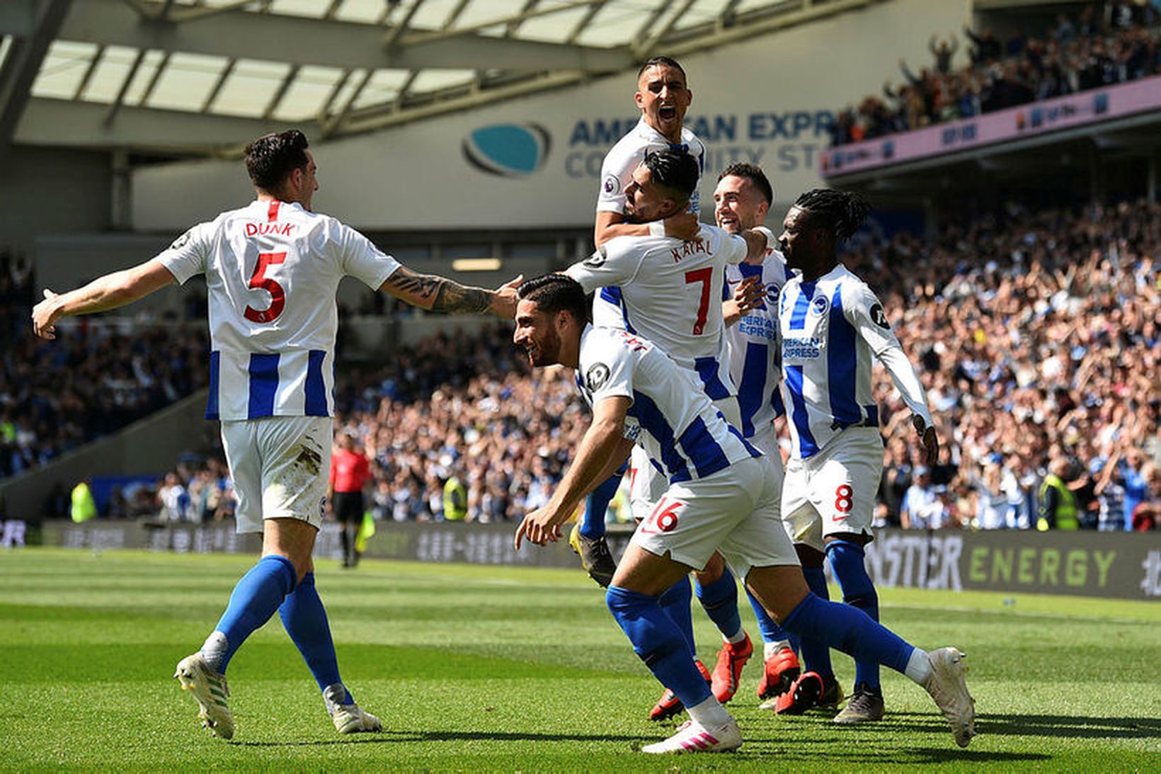 Leikmenn Brighton fagna marki fyrirliðans Glenn Murray á síðasta tímabili.