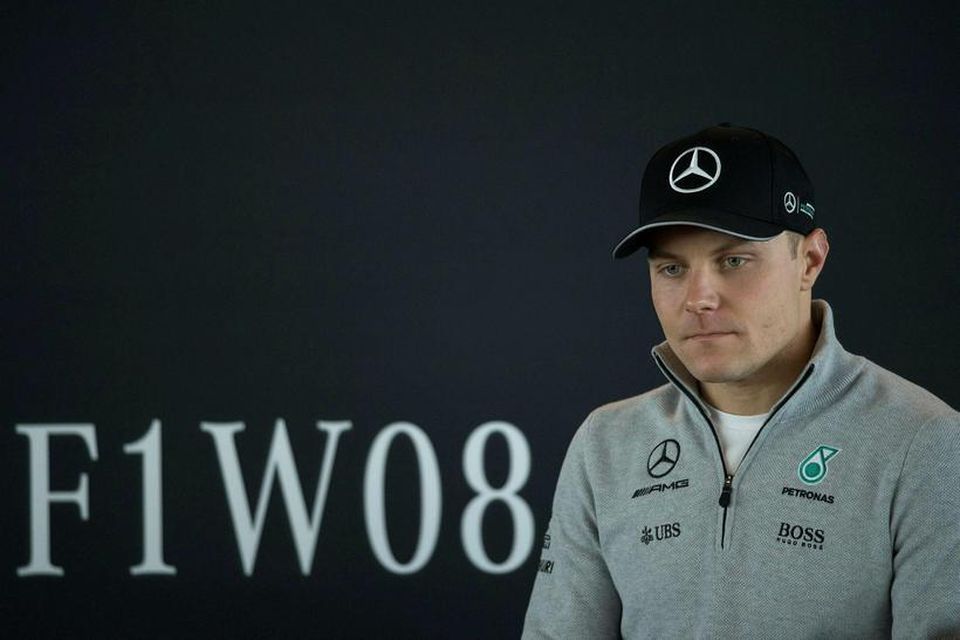 Valtteri Bottas ræðir við blaðamenn á frumsýndingu 2017-bíls Mercedes.
