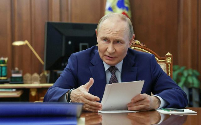 Vladimír Pútín talar á fundi um efnahagsmál í fyrradag, en á fundi með sínum æðstu …