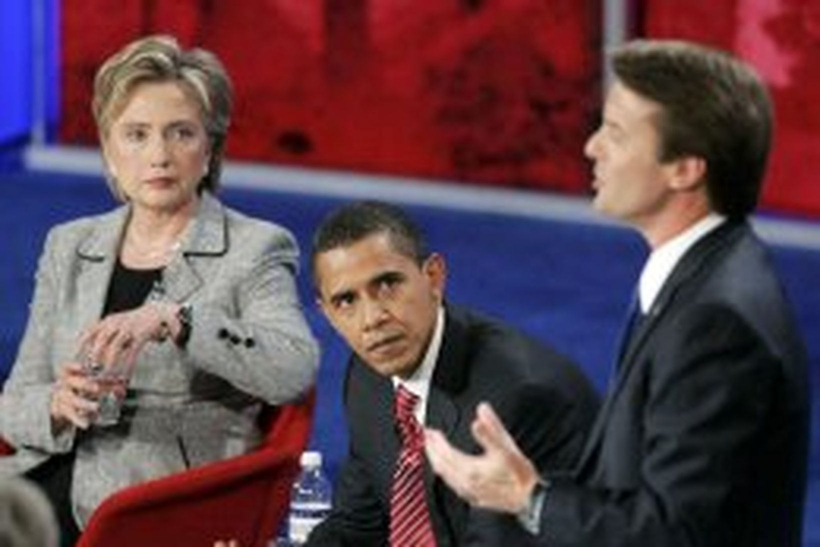 Hillary Clinton og Barack Obama sjást hér hlust John Edwards …