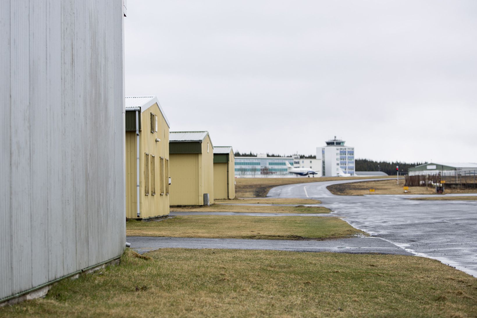 Mikil starfsemi er í Fluggörðum á Reykjavíkurflugvelli.