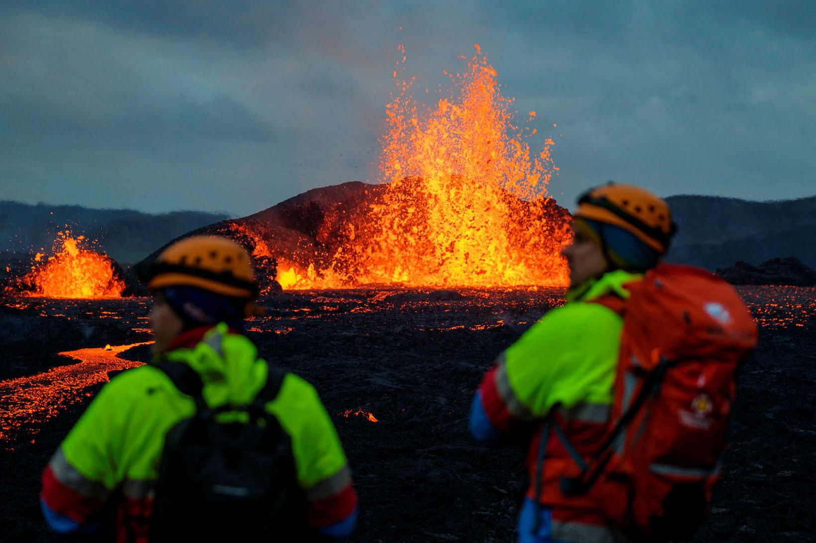 Vísindamenn hafa varað fólk við því að ganga á hraunbreiðunni.