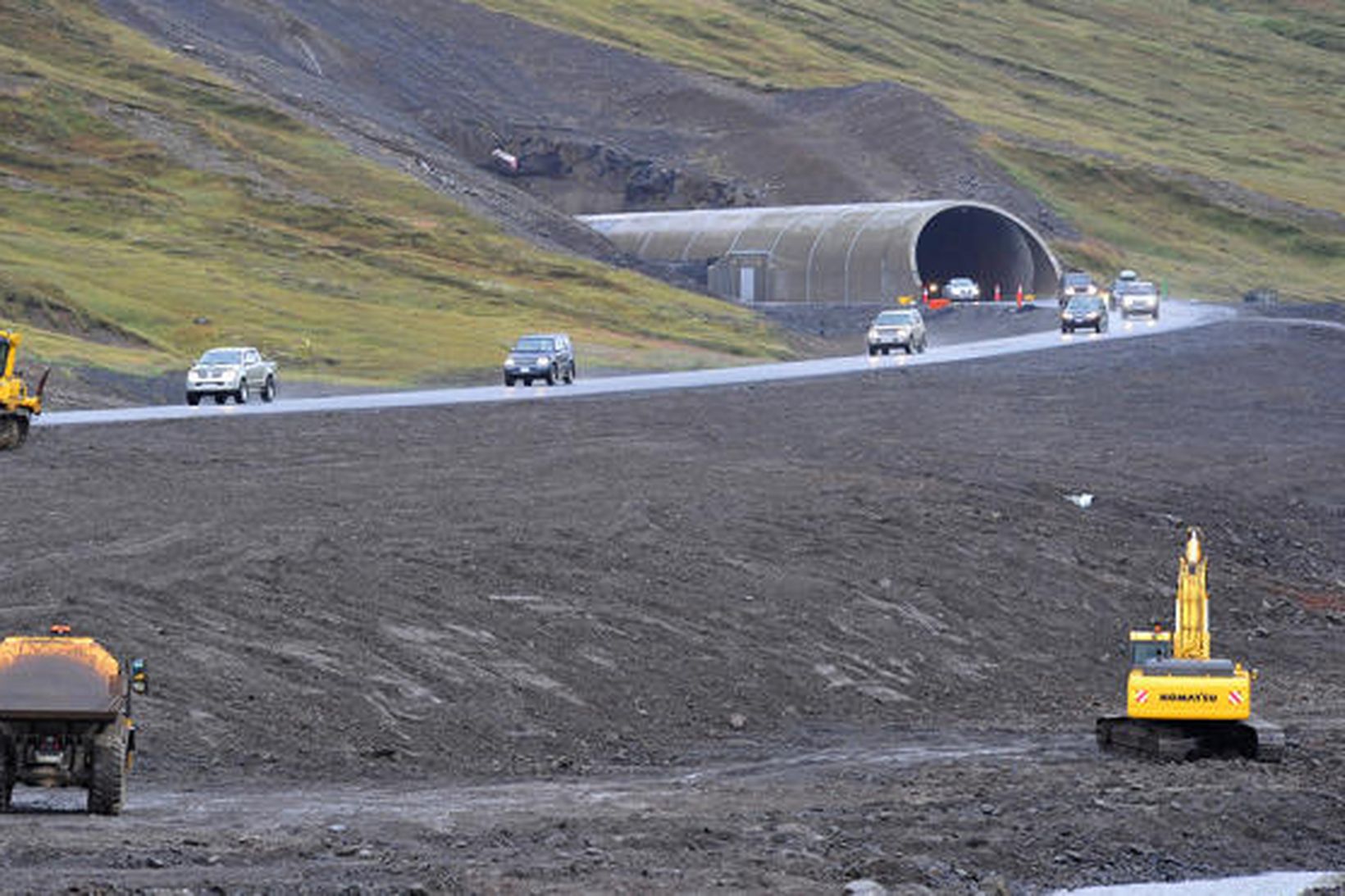 Enn er unnið í og við Héðinsfjarðargöng þótt umferð hafi …