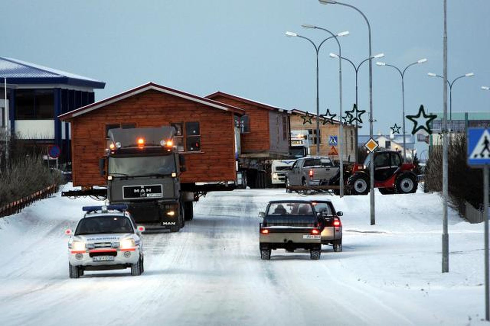 Sumarhús á siglingu um Blönduós í dag