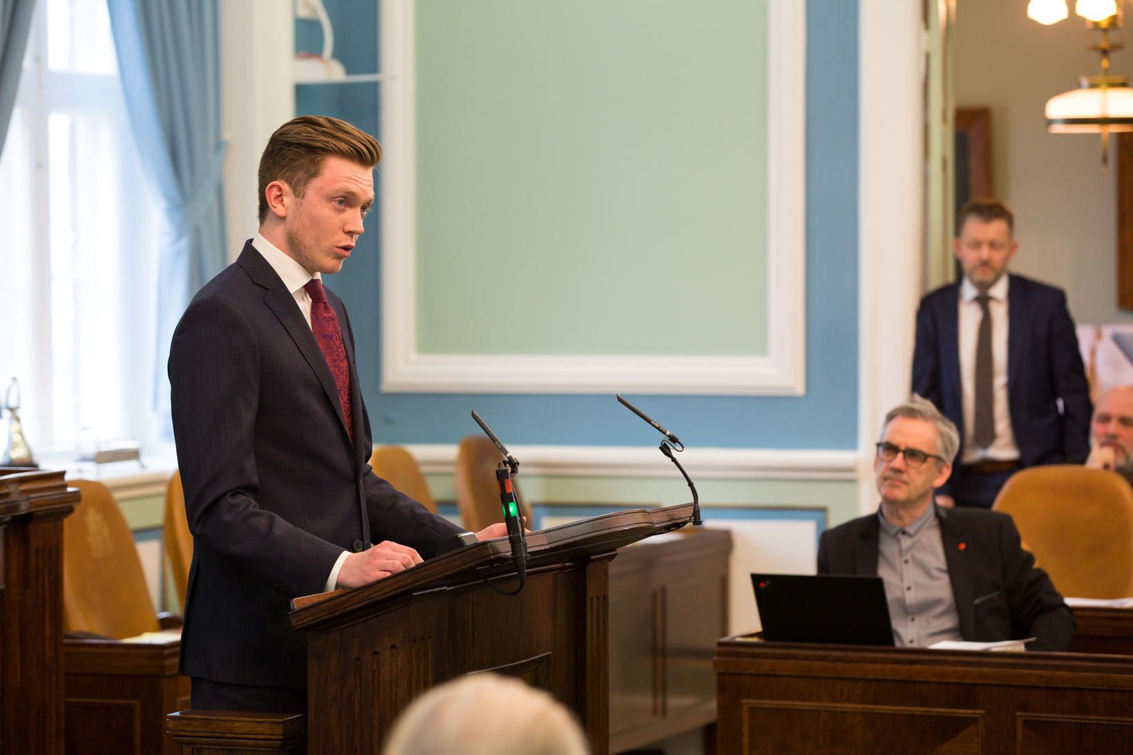 Al­bert Guðmunds­son, formaður Varðar, full­trúaráðs sjálf­stæðis­fé­lag­anna í Reykja­vík, stýrði fund­in­um.