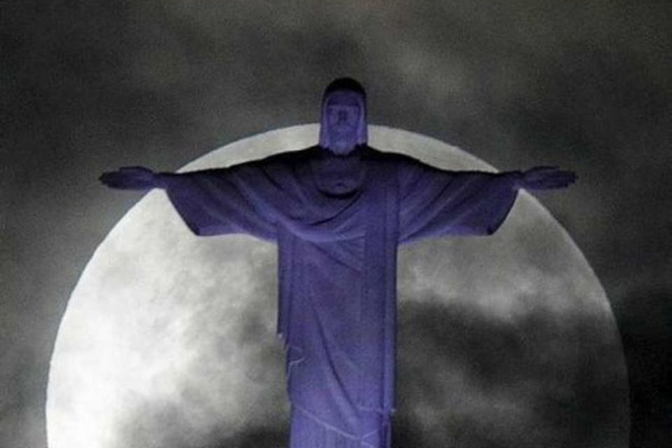 Risastyttan af Jesú sem trónir yfir brasilísku borginni Rio de Janeiro var falleg í tunglskini …