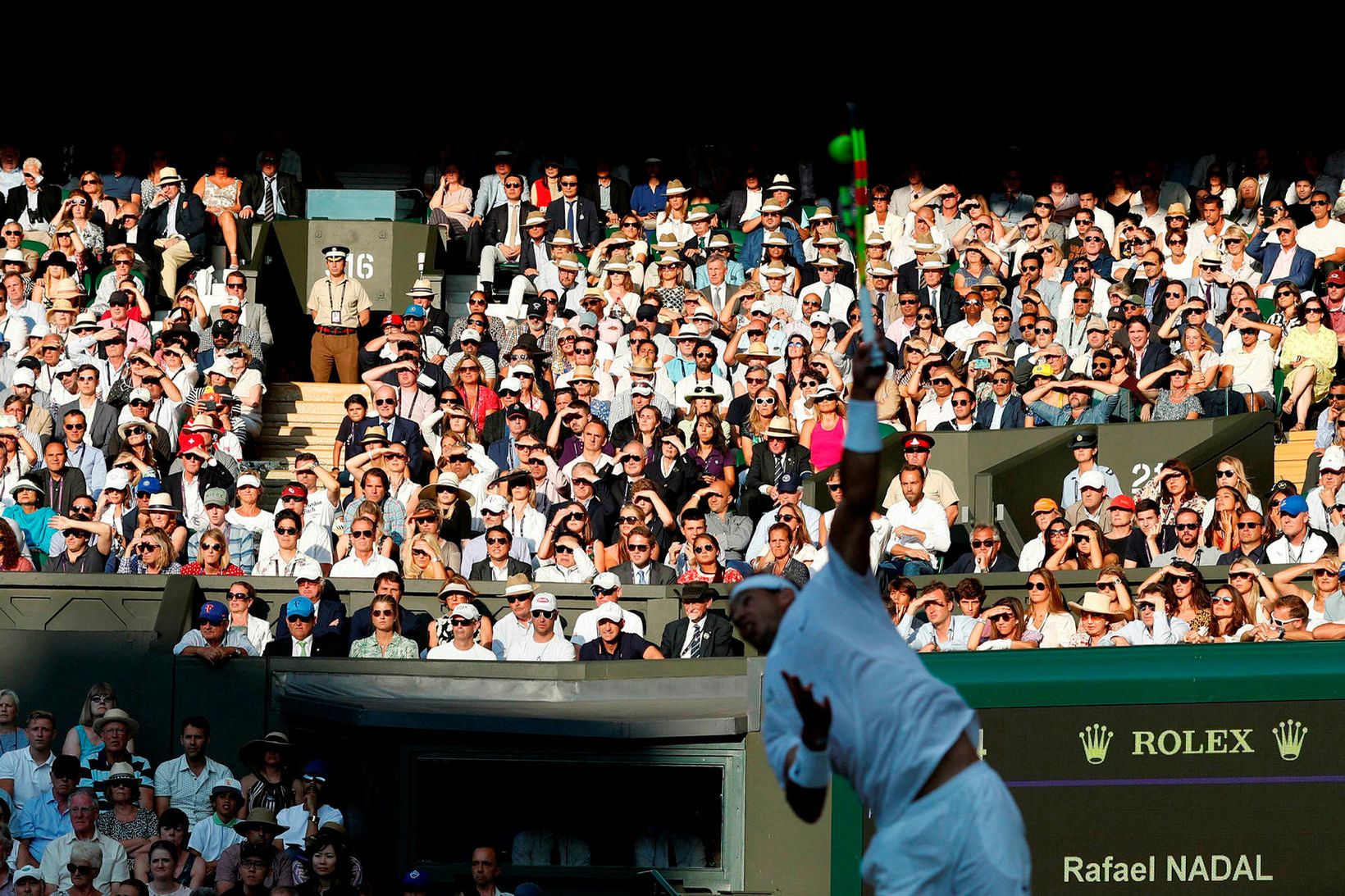 Rafael Nadal í undanúrslitaleik gegn Roger Federer á síðasta Wimbledon-móti …