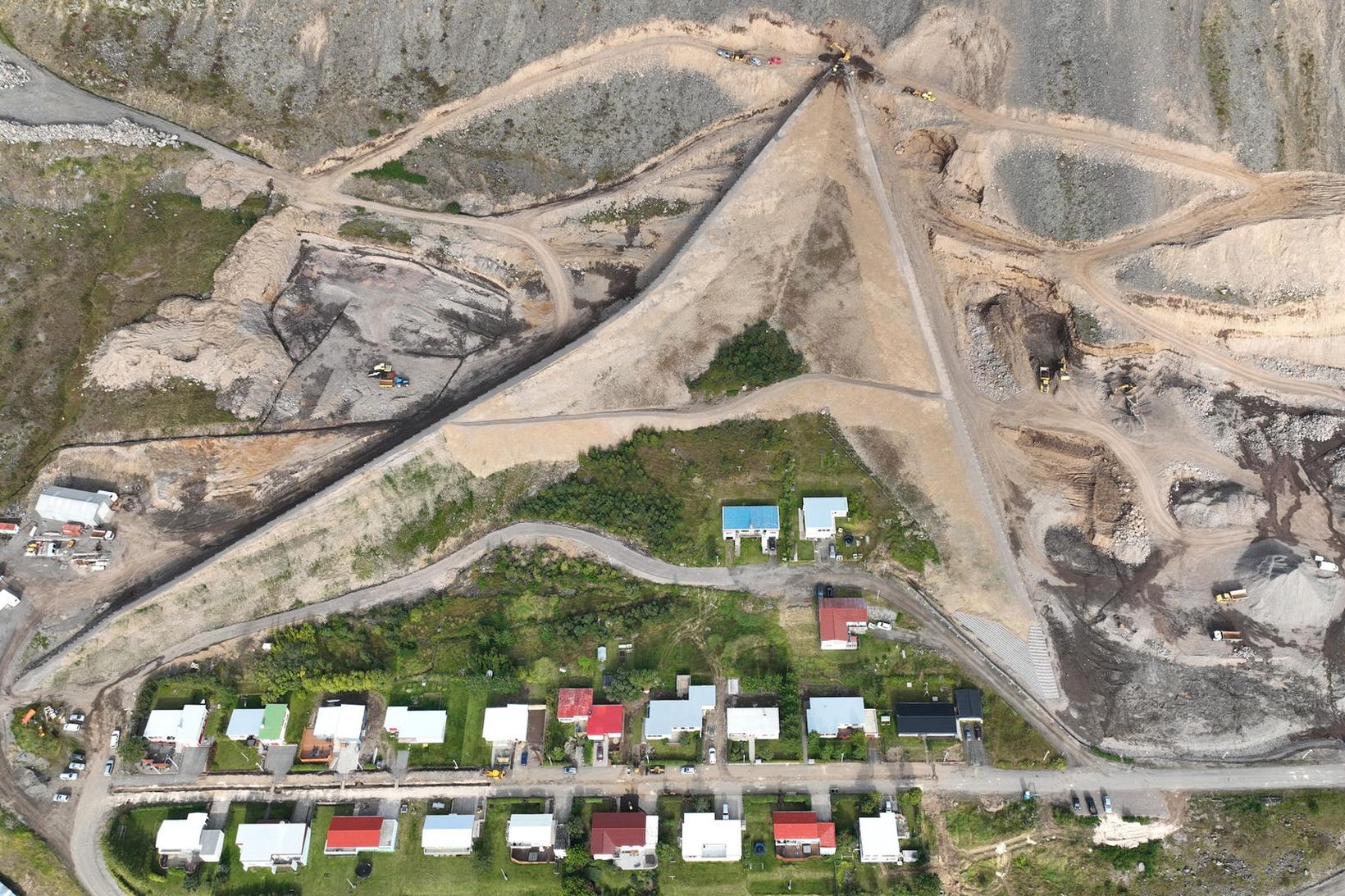 Unnið við varnargarða ofan við Patreksfjörð árið 2022.