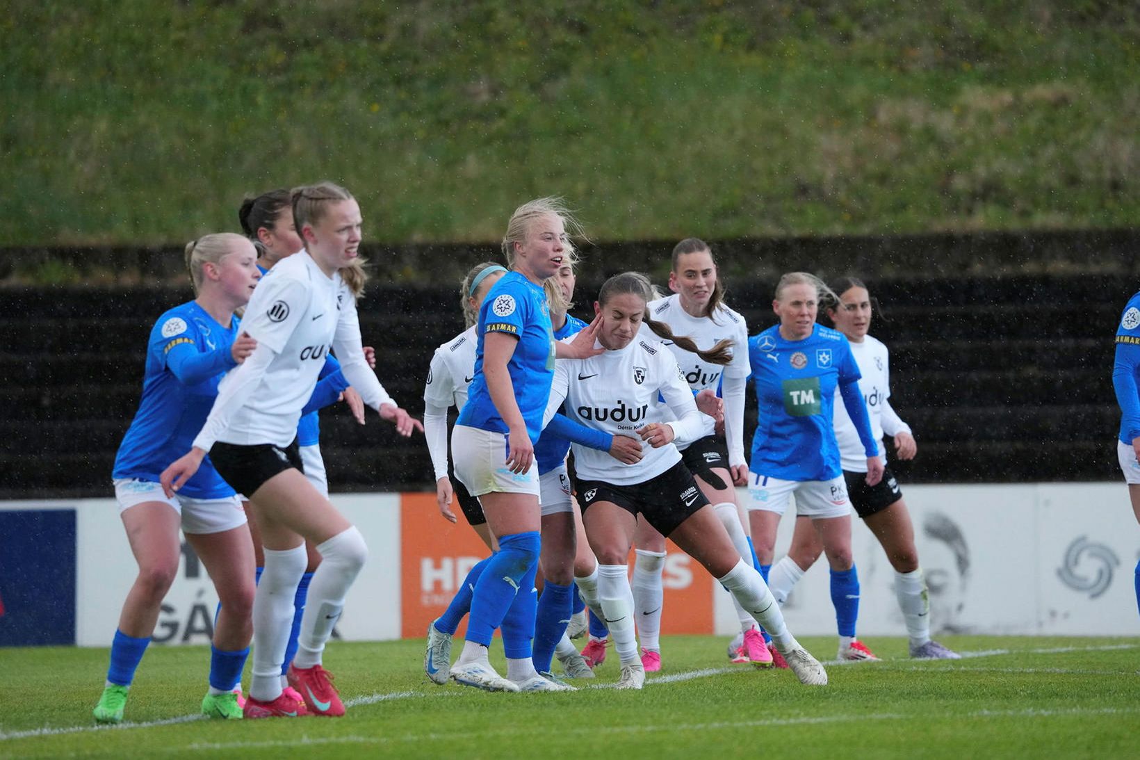 Beðið eftir boltanum í Kaplakrika í kvöld.