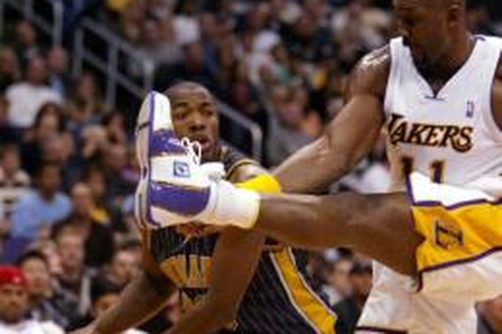 Karl Malone í Los Angeles Lakers hindrar Fred Jones leikmann …
