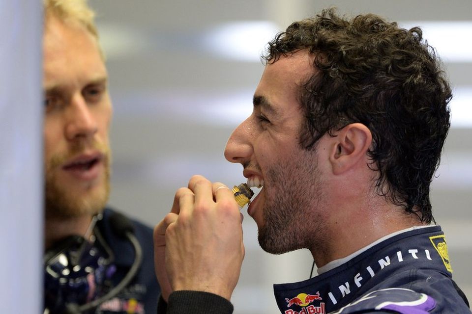 Daniel Ricciardo fær sér orkuhlaðna súkkulaðistöng milli aksturslota í Singapúr.