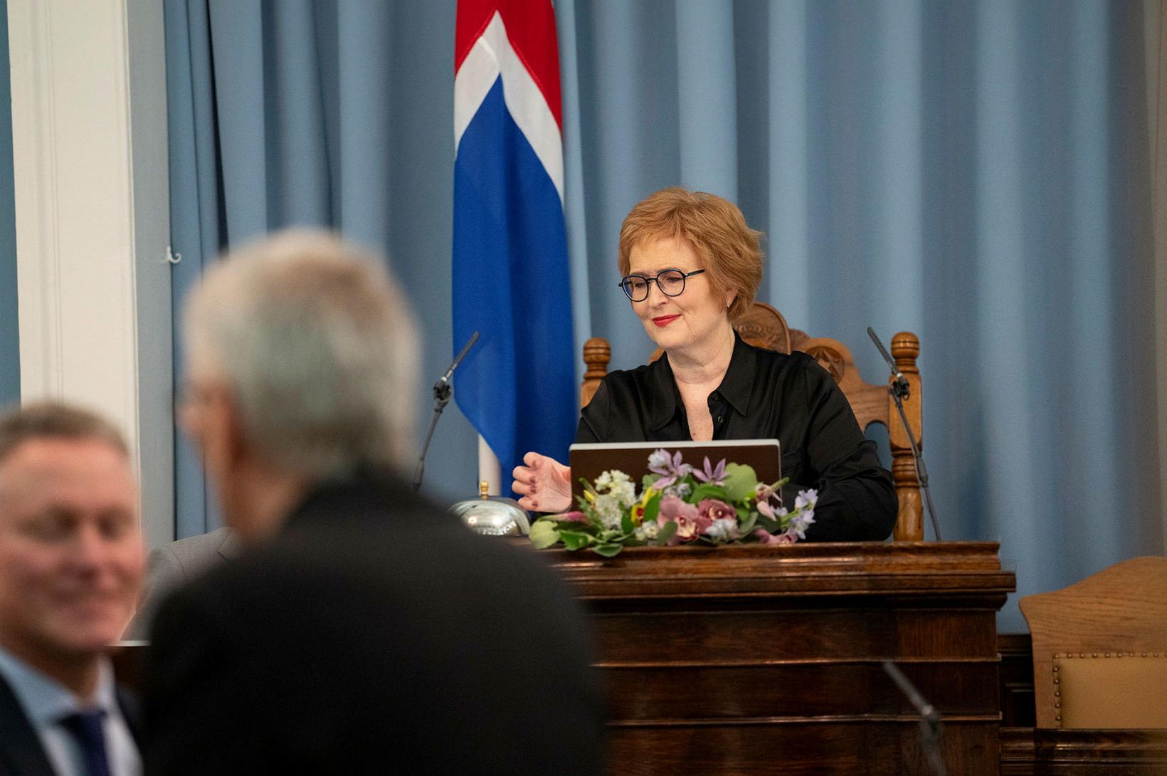 Kerfið bilað á Alþingi: Þingmenn réttu upp hönd