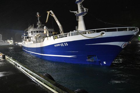 Á leið Hugins VE af kolmunnamiðum losnaði akkeri skipsins og festist í vatnslögninni til Vestmannaeyja