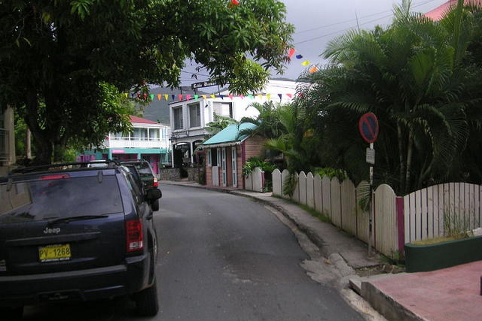 Aðalgatan í Road Town, höfuðborg Tortola, þar sem íslensku bankarnir …