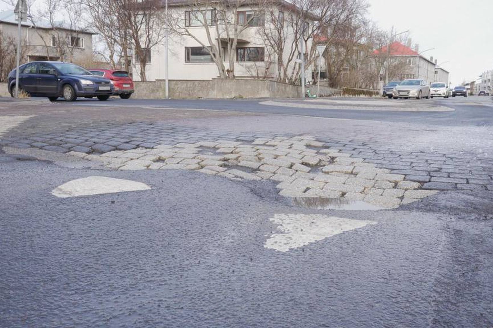 Illa farin hraðahindrun á mótum Rauðarárstígs og Flókagötu. Slíkar má …