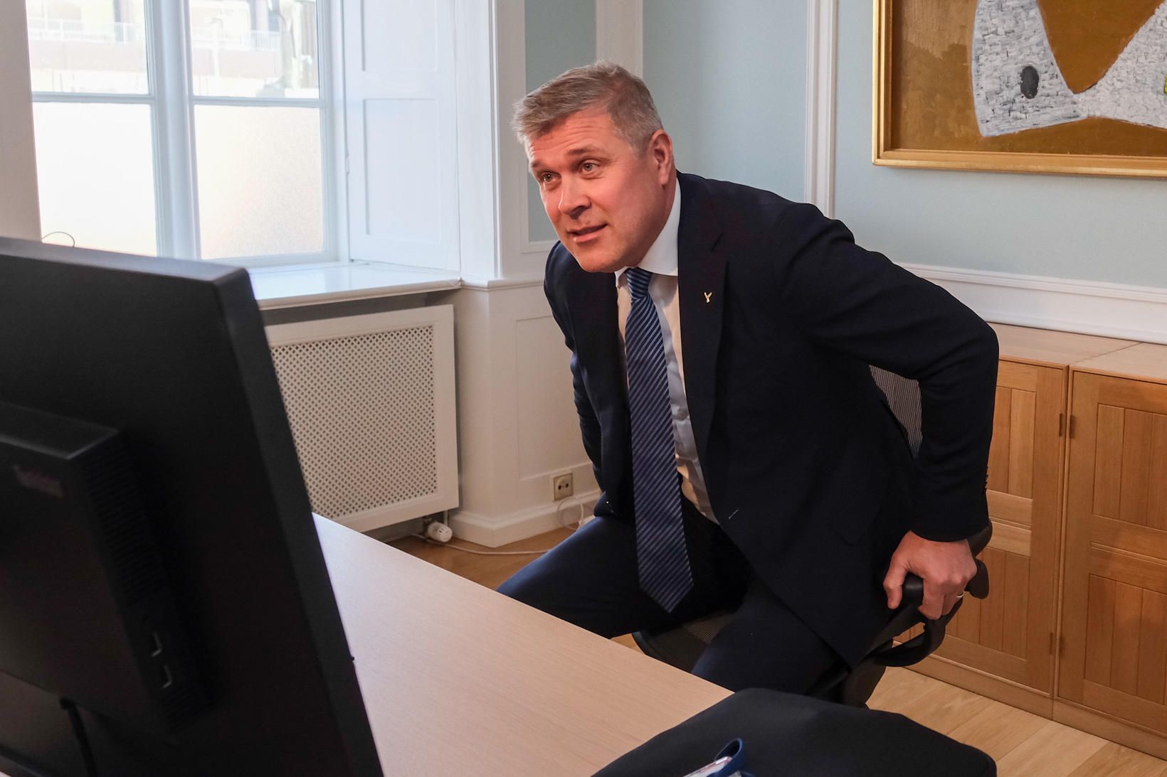 Bjarni Benediktsson sest í stól forsætisráðherra.