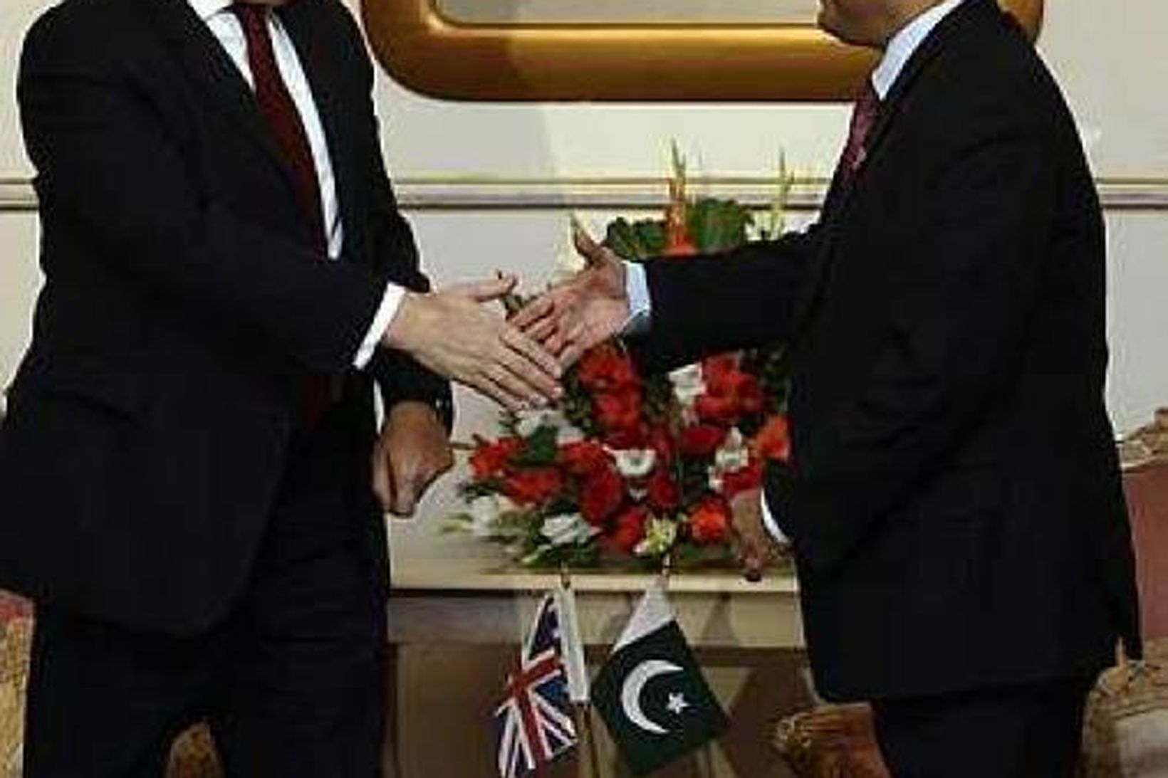 Gordon Brown heilsar Asid Ali Zardari í Islamabad í dag