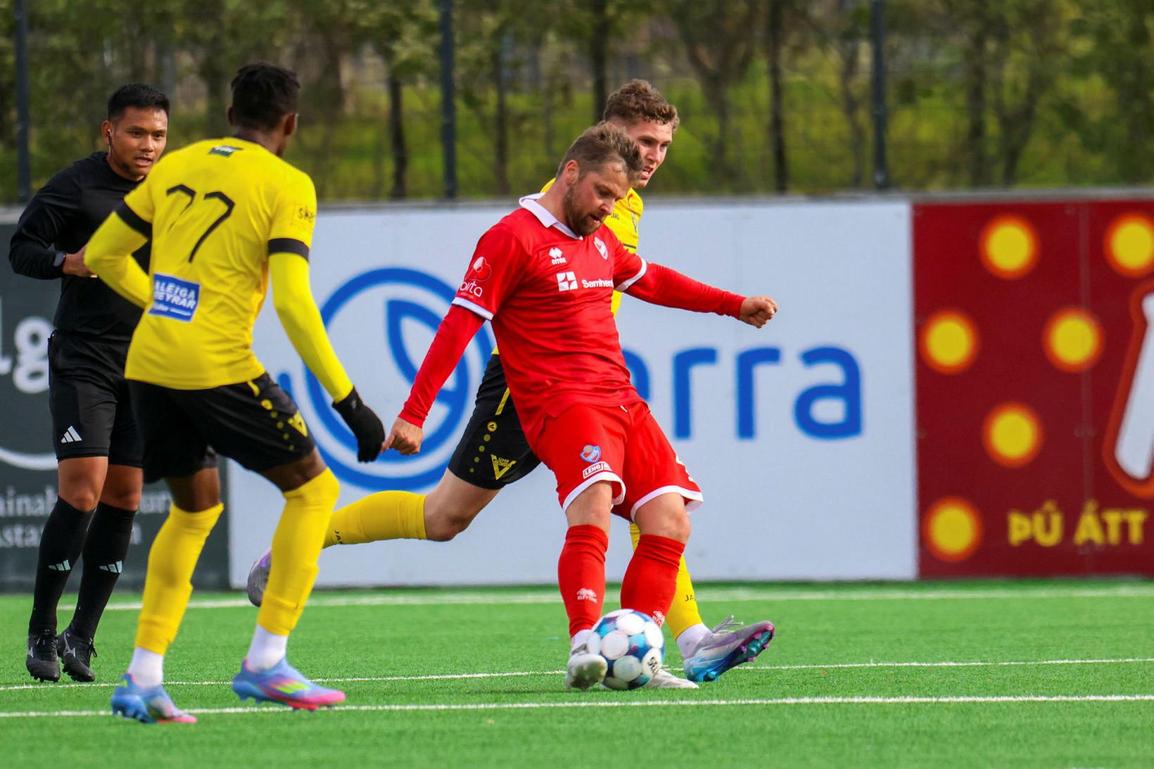 Reynsluboltinn Guðjón Pétur Lýðsson úr Haukum með boltann í leiknum …
