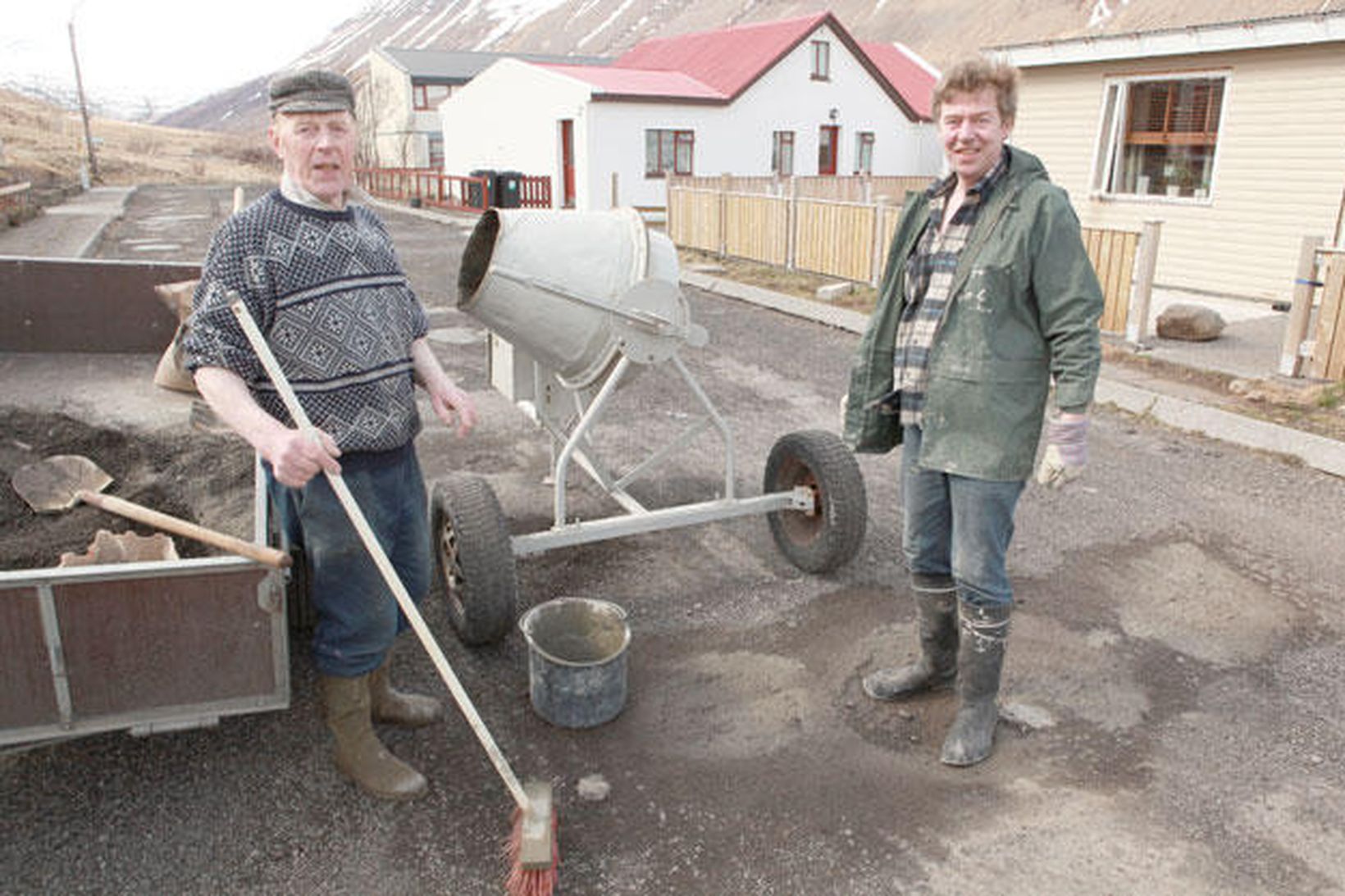 Ólafur Friðbjarnarson og Jón Sveinsson við framkvæmdirnar.