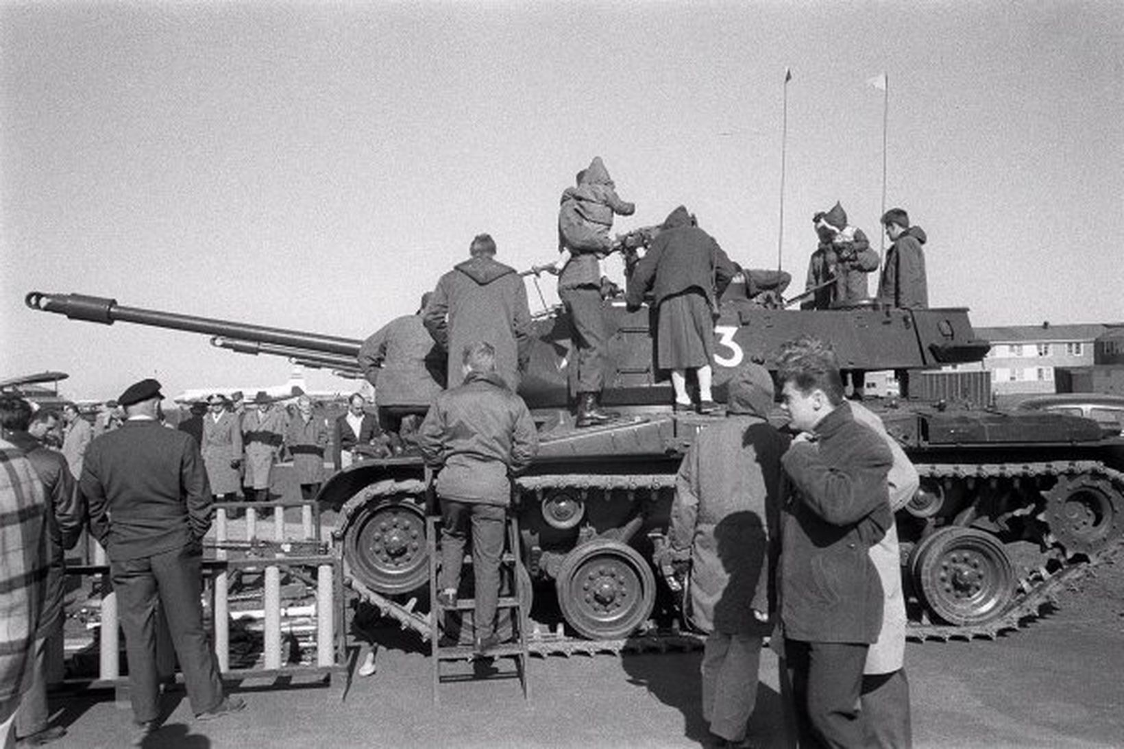 Apríl 1959. Bandaríska varnarliðið á Keflavíkurflugvelli. Nato. Almenningur skoðar skriðdreka …