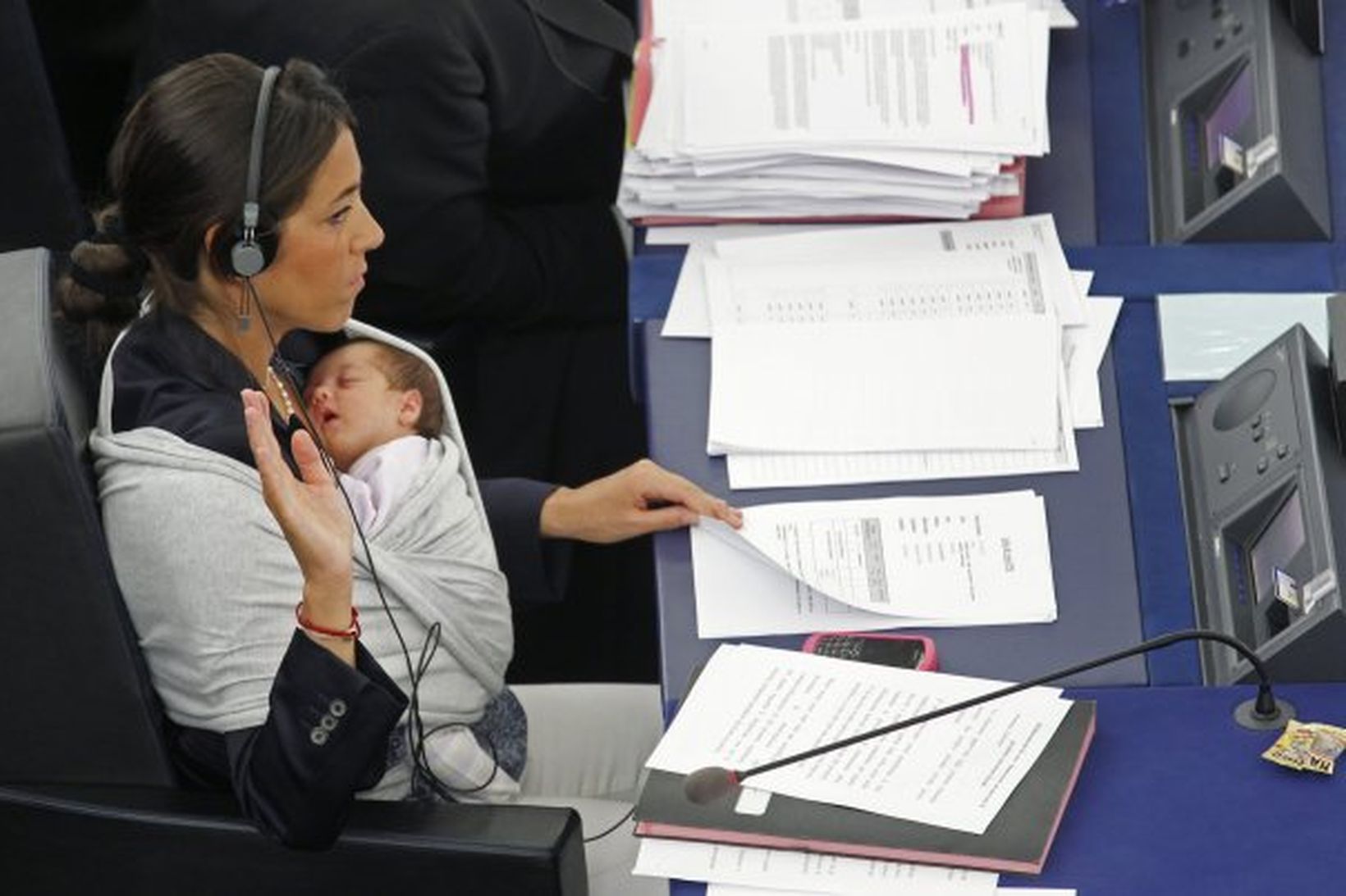 Licia Ronzulli mætti með Vittoriu litlu á þingfund.