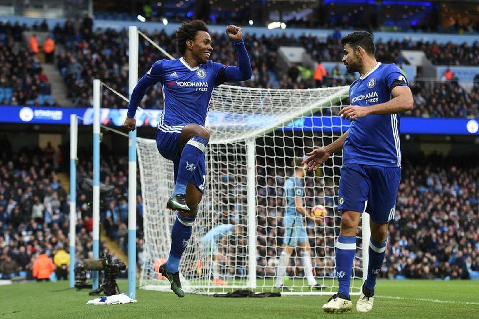 Willian og Diego Costa fagna öðru marki Chelsea í leiknum …